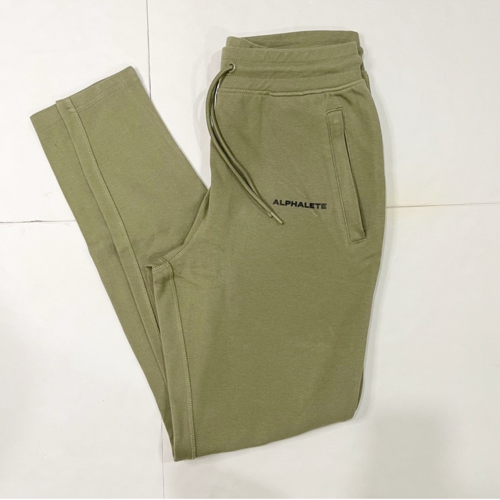 ALPHALETE WOMEN’S IDENTITY CORE JOGGERS IN SOFT OLIVE